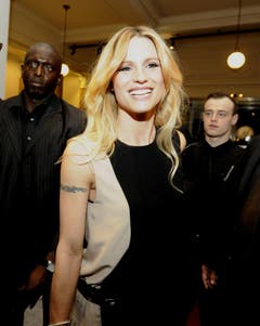 Michelle Hunziker präsentiert den Fotografen an einer Preisverleihung ihr strahlendstes Lächeln. (Bild: Keystone)