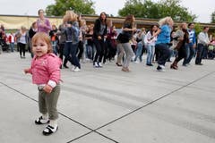 Ein sogenannter Flashmob, der über das Internetportal Facebook organisiert wurde, trifft sich zum Tanz und verschwindet genau so schnell wie er aufgetaucht ist. (Bild: Benjamin Manser)