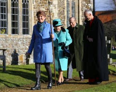 Queen Elizabeth II und ihr Ehemann, der Duke of Edinburgh, bei ihrer Ankunft in der St Peter und St Paul-Kathedrale in West Newton, am Sonntag, 5. Februar. Queen Elisabeth schreibt am 6. Februar Geschichte: Sie ist die erste britische Monarchin, die das Saphir-Thronjubiläum feiern kann. Vor 65 Jahren wurde sie zur Königin gekürt. (Bild: GARETH FULLER (AP PA))