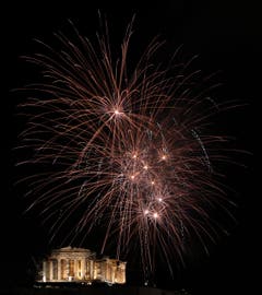 Fireworks explode over the ancient Parthenon temple at the Acropolis Hill during the New Year's Eve celebrations in Athens, on Wednesday ,Jan. 1, 2014. (AP Photo/Petros Giannakouris) (Bild: Keystone)