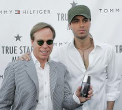 Nicht nur Hilfiger tragen, sondern auch danach riechen: Der Designer präsentierte 2005 seinen neues Parfüm "True Star Men". Werbegesicht war Sänger Enrique Iglesias. (Bild: Keystone)