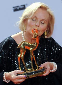 Die Schauspielerin mit einem ihrer Preise: 2011 hat sie den deutschen Filmpreis "Bambi" entgegen genommen. (Bild: Keystone)