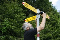 Die weiss-rot-weiss markierten Bergwege sind oft steil aber in der Regel gut zu erkennen und markiert. Gutes Schuhwerk und wetterfeste Kleidung ist auf diesen Wegen immer zu empfehlen. (Bild: Jolanda Riedener)