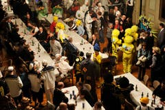 Nach dem Bechtelismahl, an dem nur Männer teilnehmen dürfen, werden um 23 Uhr auch alle anderen in den Rathaussaal gelassen. (Bild: Reto Martin)