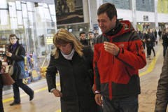 Trauernde Angehörige am Flughafen von Barcelona. (Bild: Keystone)