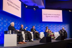 Symposium St. Gallen 2015: Panel Podium mit Lord Griffiths of Fforestfach, Joseph Muscat, Sigmundur Daviš Gunnlaugsson, Hanna Tetteh und Jack Markell (von links) (Bild: Urs Bucher)