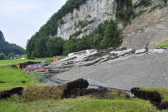 Weil sich der Hangrutsch angekündigt hatte, kam niemand zu Schaden. (Bild: Der Rheintaler)