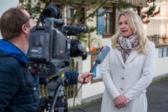 Medienrummel im beschaulichen Gottlieben: Frau Gemeindeammann Rosmarie Obergfell gibt ein Interview zum Tod von Udo Jürgens. (Bild: Reto Martin)