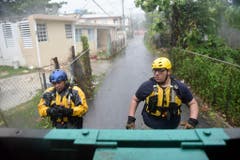 Sicherheitsmitarbeiter suchen vor dem Tropensturm nach Einwohnern in den Strassen von Fajardo, Puerto Rico. (Bild: Keystone)