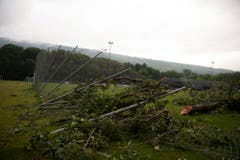 Der Wind knickte selbst starke, hohe Zäune. (Bild: Keystone)