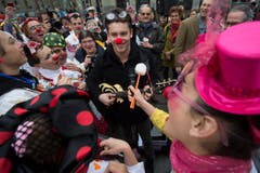 Popstar Bastian Baker unterhält die Spitalclowns. (Bild: Keystone)