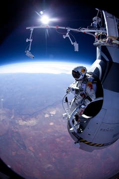Der erste Test: Im März 2012 springt Felix Baumgartner aus 21,8 Kilometern Höhe und erreicht eine Geschwindigkeit von 586 km/h. (Bild: Keystone)
