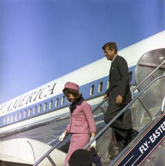 Die First Lady Jacqueline Kennedy und der Präsident kommen am 22. November 1963 in Dallas, Texas, an. (Bild: Keystone)