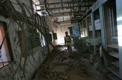 Leer und verfallen: Ein indischer Polizist in einem der Gebäude der Chemiefabrik (Aufnahme von 2009). (Bild: Keystone)