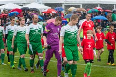 Neukirch Egnach TG - Rasentaufe mit Ex-Nati-Stars (Suisse Legends). Gilbert Gress und sein Team geben sich bei der Platzeroeffnung in Neukrich-Egnach die Ehre. Einmarsch der Spieler. (Bild: Andrea Stalder)