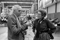 Lilian Uchtenhagen 1984 in St.Gallen im Gespräch mit SP-Parteipräsident Helmut Hubacher. (Bild: Keystone)