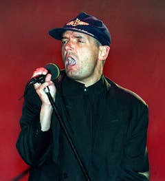 Dieses Archivbild vom April 1995 zeigt Falco bei einem Konzert am Heldenplatz in Wien. (Bild: Keystone)