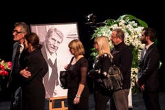 Trauernde stehen Schlange, um sich in den Kondolenzbüchern für Udo Jürgens in Zürich einzutragen. (Bild: Keystone)