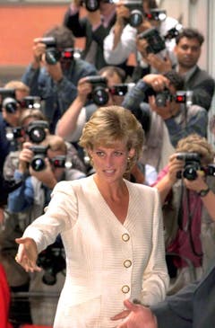 Prinzessin Diana wird nicht nur auf diesem Bild von Sensationsfotografen verfolgt. (Bild: James Fraser/EPA (London, 27. Juni 1996))