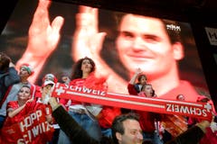 Federer bedankt sich und auch in Genf wird beim Public Viewing gefeiert. (Bild: Keystone)