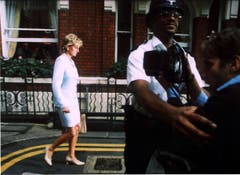 Prinzessin Diana am Tag ihrer Scheidung von Pprinz Charles. Auch hier wird sie von Fotografen verfolgt. (Bild: Stewart Mark/Keystone (London, 10. Juli 1996))