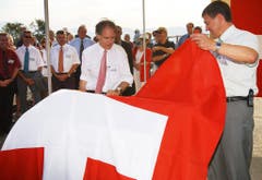Termin mit dem Bundesrat: Im August 2002 durfte Willi Haag an der Seite von Moritz Leuenberger den Gedenkstein zur Fertigstellung der A13-Teilstrecke zwischen dem Grenzübergang Au und der Rietbrücke bei Diepoldsau enthüllen. (Bild: Keystone)