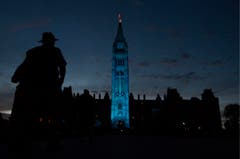Der Peace Tower und das Parlamentsgebäude im kanadischen Ottawa leuchten in royalblau. (Bild: Keystone)