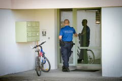Die Kantonspolizei St.Gallen sucht in der Nachbarschaft nach Zeugen und Informationen. (Bild: Urs Bucher)