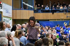 In der Pause holt man sich Verstärkung. (Bild: Manuel Nagel)