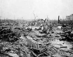So sah es einen Monat nach dem Atombombenabwurf in Hiroshima aus. Ein Korrespondent der Allierten begutachtet die Zerstörung. (Bild: Keystone)