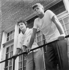 John Fitzgerald Kennedy, zu seiner Zeit als Senator von Massachusetts mit Jacqueline Kennedy auf ihrem Balkon in Georgetown im Jahr 1954. (Bild: Keystone)