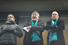 Bibbern in der AFG Arena: Willi Haag (Mitte) und Stadtpräsident Thomas Scheitlin im Februar 2012 beim Stadtmatch FCSG - Brühl, der mit 3:1 für das Heimteam endete. (Bild: Urs Bucher)