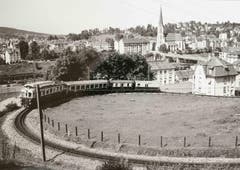 Ein Zug des "Gaiserbähnli" mit elektrischem Triebwagen in der Ruckhaldekurve vermutlich in den 1970er-Jahren. (Bild: Stadtarchiv der Ortsbürgergemeinde St.Gallen)