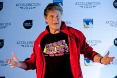 Das Gerücht hält sich in Internetforen hartnäckig - ob es auch stimmt? Ex-Baywatch-Star David Hasselhoff braucht zu seinem Glück angeblich nur eine lebensgrosse Pappfigur von sich selbst. (Bild: Keystone)