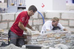 Arbeit im Team: Die Landschaftsgärtner Benedikt Rüesch aus Sirnach und Tschamun Isai aus Uzwil (rechts). (Bild: pd)