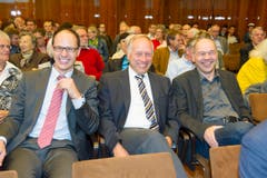Sichtlich amüsiert: Die St.Galler FDP-Kantonsräte Marc Mächler, Andreas Hartmann und Reinhard Rüesch (von links). (Bild: Ralph Ribi)