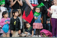 «Der Umzug dauert aber lange»: kleine Zuschauer verfolgen den Umzug. (Bild: Urs Jaudas)