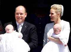 Das Fürstenpaar präsentiert nach der Taufe stolz seine Babies. (Bild: Keystone)