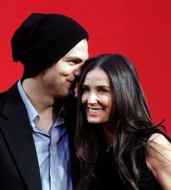 Die amerikanischen Schauspieler Ashton Kutcher und seine Frau Demi Moore unterhalten sich bei einem Fototermin in Pasching bei Linz (29.10.10). (Bild: Keystone)