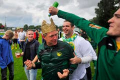 Kronen-Trainer Erik Regtop erhält die obligate Bierdusche (Bild: Urs Bucher)