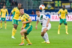 Dejan Janjatovic und David Tsoraev jagen den Ball. (Bild: Michel Canonica)
