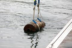 Die Bombe wird aus dem Wasser gehoben. (Bild: Rudolf Hirtl)