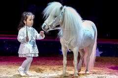Zuckerschnecke: Die dreijährige Chanel Marie Knie, Tochter von Géraldine Knie und Maycol Errani, ist zum ersten Mal in der Manege zu sehen - und tritt nur auf, wenn sie Lust dazu hat. (Bild: Keystone)