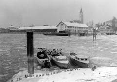Eisschollen im Hafen von Romanshorn. (Bild: Keystone)