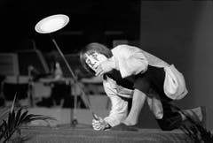 Clown Dimitri im Balancier-Akt mit Stange und Porzellanteller am Gala-Abend im Kongresshaus Lugano 1976. (Bild: STR (KEYSTONE))