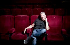 Aldo Zäch, Inhaber Kinotheater Madlen, Heerbrugg Ich wünsche der Ostschweiz, dass wir gegenüber der restlichen Schweiz und dem nahen Ausland selbstbewusster auftreten. Dass den Menschen der Region bewusst wird, dass nicht immer der günstigere Weg beim Einkauf der beste ist und vermehrt dem einheimischen Gewerbe Beachtung geschenkt wird – sich gegenseitig unterstützen. Kultur verbindet die Menschen – wir haben eine vielfältige Kultur im Rheintal. Ich wünsche mir, dass wir den Mut haben, auch Unbekanntes zu entdecken. Mein Geschenk geht an Christa Köppel, Präsidentin der Rheintaler Kulturstiftung, da sie offen, zielstrebig und tatkräftig handelt – besonders im Namen der Region. (Bild: Urs Jaudas)