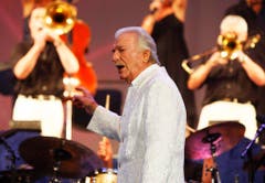 Bandleader und Komponist James Last begeistert das Publikum am 13. Mai 2009 anlässlich seines Konzerts im Zürcher Hallenstadion. (Bild: Keystone)