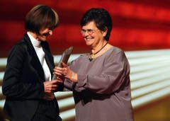 Anfang 2004 wurde Micheline Calmy-Rey mit dem Swiss Award als Politikerin des Jahres ausgezeichnet - überreicht wurde ihr der Preis von alt Bundesrätin Ruth Dreifuss. (Bild: Keystone)
