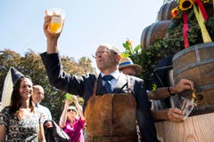 Albert Bachmann, OK-Präsident Estavayer 2016, stösst mit einem Bier auf das bevorstehende Eidgenössische Schwingfest an. (Bild: Keystone / Jean-Christophe Bott)