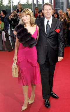 Glücklicher Moment mit seiner Tochter Jenny an der Verleihung des Deutschen Fernsehpreises am 9. Oktober 2004 in Köln. (Bild: Keystone)